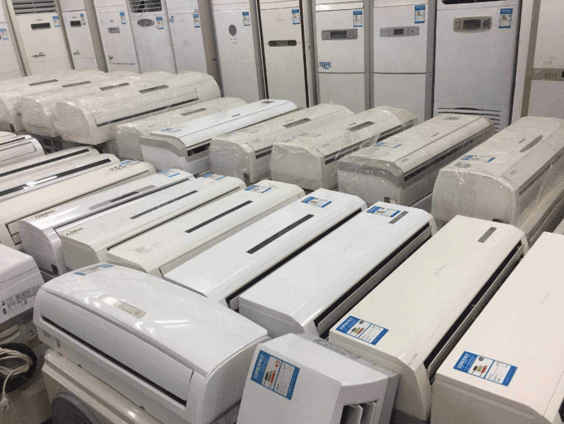 倉庫内出荷まちの数十台のエアコン